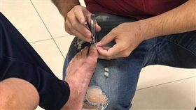 超商,小七,店員,值班經理,便利商店,老伯,剪指甲,腳指甲／網友Yu Fei授權提供