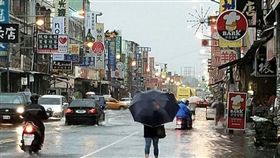 屏東沿海鄉鎮淹水　多處路段交通管制熱帶性低氣壓帶來豪雨，加上遇滿潮，屏東東港鎮15日上午有多處淹水情形，縣內多處路段進行交通管制。圖為鬧區中正一路淹水。（民眾提供）中央社記者郭芷瑄傳真　107年6月15日