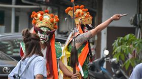 新莊地藏庵日巡遶境祈福新北市新莊地藏庵文武大眾爺祭典有百餘年歷史，14日展開日巡遶境祈福，家將陣頭畫上傳統臉譜、穿上傳統服飾隨隊踩街。中央社記者黃旭昇新北市攝　107年6月14日