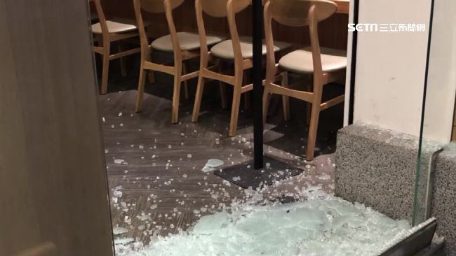 拉麵店玻璃大門突爆裂！竟是這原因
