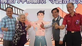 昔贈救護車再捐AED　陳含英功德圓滿金三榮建設公司董事長陳含英（左2）6年前捐贈救護車給金門縣消防局後，14日再捐贈一組自動體外心臟電擊去顫器（AED），讓這輛救護車裝備更齊全，功德圓滿。圖為陳含英和副縣長吳成典（右2）、消防局長楊肅凱（右）等人共同啟動。中央社記者黃慧敏攝　107年6月14日