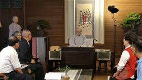 徐耀昌拜會證嚴上人　協請援助興建永久屋苗栗縣泰安司馬限部落組合屋已逾年限，嚴重破損，縣長徐耀昌14日親自率團拜會慈濟證嚴上人（後中），協請援助興建永久屋，初步獲得善意回應。（翻攝畫面）中央社記者管瑞平傳真　107年6月14日