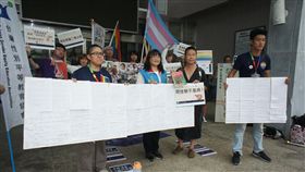 落實性別平等教育　民眾到南投縣府提訴求彩飄性別權益推動聯盟14日到南投縣政府，訴求捍衛性平教育落實及爭取性別人權尊嚴，並遞交上千民眾簽名連署書，由縣政府民政處長吳燕玲（前左2）代表接受。中央社記者蕭博陽南投攝　107年6月14日