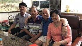 50年前同袍義助400元　老兵惦記尋人致謝台北市陳姓老翁（右2）早年退伍時因家境困頓，身無分文，郭姓同袍（左2）得知後，毅然慷慨解囊拿出新台幣400元援助，兩人日後失去聯繫，陳姓老翁透過警方協尋，順利找到50年前幫助自己的同袍，當面表達感謝。（翻攝照片）中央社記者管瑞平傳真　107年6月14日