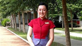 空姐返花蓮母校　鼓勵偏鄉孩子翻轉命運太魯閣族甜姐兒羅祖兒（圖），從小在秀林鄉部落長大，大學畢業後，歷經2年努力考上華航空姐，因深知偏鄉學童出國不易，14日與「愛心趴趴走團隊」回到母校秀林國小，演示登機流程等體驗課程，鼓勵偏鄉孩子翻轉命運。中央社記者李先鳳攝　107年6月14日