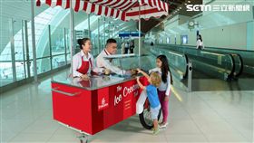 阿聯酋航空於杜拜機場提供免費冰淇淋。（圖／阿聯酋航空提供）