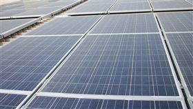 口湖設太陽能場引爭議（2）口湖下崙養殖漁業生產區漁民14日到雲林縣議會陳情，反對專業養殖區與太陽能設置區重疊、質疑清洗設施的廢水將嚴重影響養殖水質。圖為太陽能設施。（資料照片）中央社記者葉子綱攝  107年6月14日