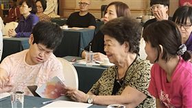 心智障礙雙老家庭故事　花蓮縣府記錄出版　花蓮縣政府持續提供心智障礙雙老家庭「專業到宅服務」，近期並將多個個案故事彙整出版「牽手–一同走過」，書中多幅插畫都由罹患腦性麻痺的齡齡（前左）創作，13日齡齡與高齡77歲的媽媽（前中）一同出席新書發表活動。中央社記者李先鳳攝　107年6月13日