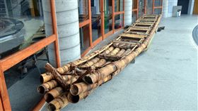 划向沖繩　阿美竹筏明年挑戰復現祖先航海「跨越黑潮–復現3萬年前的航海」實驗計畫自2016年啟動，台日雙方合作打造阿美族竹筏，經4次實際下水試航，明年將正式從東海岸划向日本沖繩與那國島，驗證日本祖先是否有可能為跨越黑潮的台灣人。中央社記者盧太城台東攝  107年6月13日