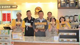 桃市府內庇護工場攜手超商業者推優惠位於桃園市政府大樓內的喜憨兒庇護工場及超商業者攜手推出市府獨家優惠方案，民眾將可憑市府庇護商店消費發票，到超商以優惠價換購衛生紙，且超商市府店專櫃販售的庇護商品也不抽成，所得全歸庇護商店。（桃園市政府祕書處提供）中央社記者吳睿騏桃園傳真　107年6月13日