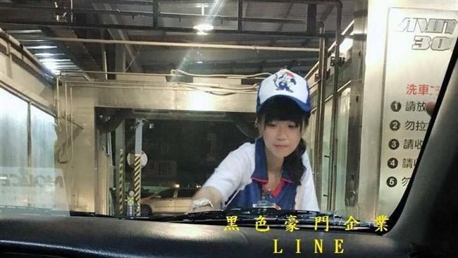 清秀正妹趴車清潔　網揪團：車該洗了
