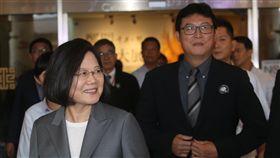 蔡總統出席鄭問故宮大展開幕（3）總統蔡英文（前左）15日在國立故宮博物院出席「千年一問－鄭問故宮大展」開展典禮，並進入展區觀展。中央社記者吳家昇攝　107年6月15日