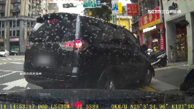 路邊停車遭撞　慘被休旅車騎上引擎蓋