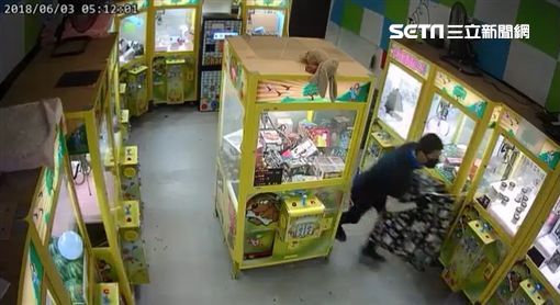 砸娃娃機偷昂貴3C　竊盜集團落網