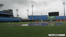 ▲桃園青埔球場15日因雨延賽，內野出現積水。（圖／記者蕭保祥攝）