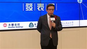 證書導入區塊鏈  不用耗時辨真偽（1）為解決證書發放後真偽驗證耗時的問題，研訓院、成大以及永豐金今天共同推出「證書區塊鏈」，可望藉由區塊鏈不可變更的特性，提升整體人力資源的管理效率，圖為永豐金董事長翁文祺。中央社記者蔡怡杼攝  106年8月18日