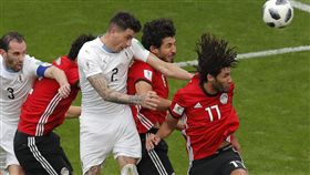 ▲Jose Gimenez（右三）在門前頂球進網。（圖／美聯社／達志影像）