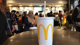 英麥當勞擴大禁用塑膠吸管環保意識高漲，1361家英國與愛爾蘭麥當勞分店將在9月開始擴大禁用塑膠吸管，改用紙吸管。中央社記者戴雅真倫敦攝　107年6月15日