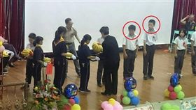 畢典頒發香蕉當禮物，畢業生表情讓網友笑翻。（圖／翻攝臉書）