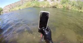 美國,潛水,YouTuber,手機,iPhone X,泡水　圖／翻攝自YouTube