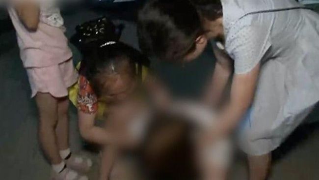 祖孫倆蹲車前小便　女童慘遭父親輾斃