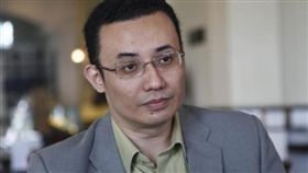 手機充電釀禍！基金CEO只穿內褲被燒死　爆炸致腦部重創（圖／翻攝自8頻道新聞新加坡微博）