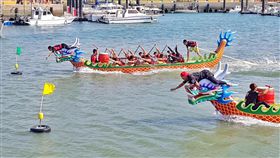 桃園海陸空龍舟爭霸賽熱鬧展開桃園市政府9日起一連兩天在竹圍漁港舉辦「2018大園慶端午–海陸空龍舟爭霸賽」，除傳統水上龍舟競賽，岸上也有陸上龍舟、風箏龍舟等各式活動，歡迎民眾一起熱鬧慶端午。中央社記者吳睿騏桃園攝　107年6月9日