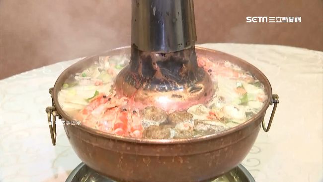 大白菜是酸菜白肉鍋不可少的鍋底食材。(示意圖)