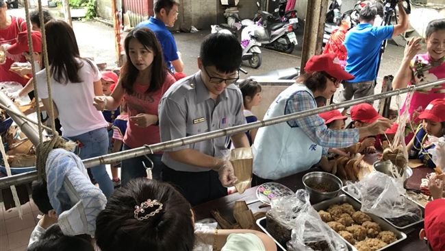 粽子節！瑞芳警陪幼兒體驗端午包粽趣