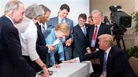 G7有嫌隙？川普PO「摸手照」反擊　痛批：假新聞錯了（圖／翻攝自川普推特）