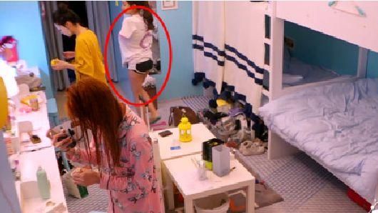 忘了宿舍有攝影機？練習生當眾脫衣