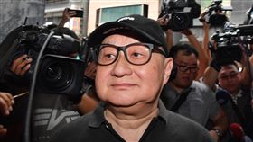 太電案孫道存報到發監最高法院日前就太電案依業務侵占等罪，判時任財務長胡洪九14年6月、前董事長孫道存3年徒刑定讞；29日上午孫道存（前中）至台北地檢署執行科報到，發監執行。中央社記者王飛華攝　106年9月29日