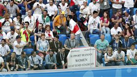 支持伊朗女性觀看足球賽海報出現在聖彼德堡體育場。（圖／美聯社／達志影像）