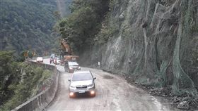 台7甲線今下午發生坍方落石，搶通後傍晚已恢復單線雙向通車。（圖／翻攝畫面）