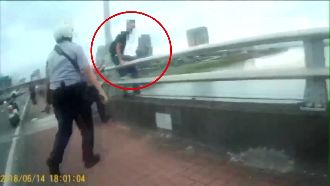 男感情生變怒跳橋　警飛撲拉住手臂