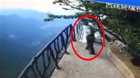 18歲少年疑高考失利跳崖身亡，畫面全被錄下。（圖／翻攝微博）