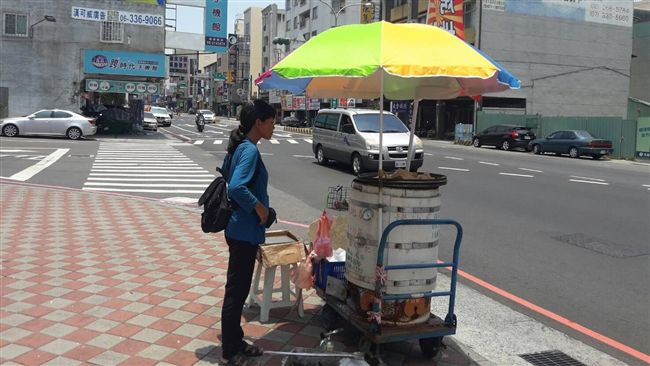 她頂烈陽賣地瓜　買不起生病父母尿布