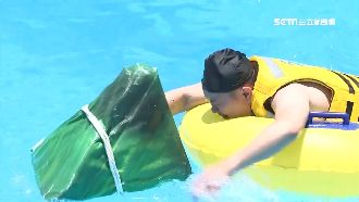 樂園創新龍舟賽　「趴泳圈划水」爭冠