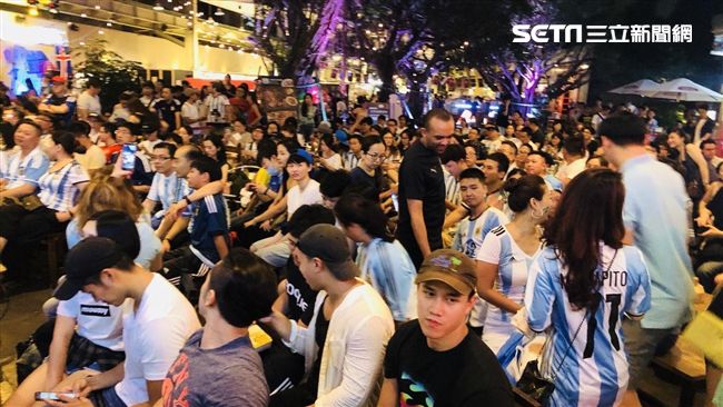 直播派對人潮洶湧　球迷一起歡聲雷動