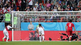 奎瓦的12碼球踢到3樓去。（圖／路透／達志影像）