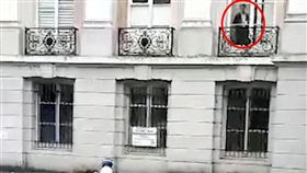 英國媽媽拍兒子練習單車　驚見女鬼猛盯兒子（圖／翻攝自THE SUN https://www.thesun.co.uk/news/6520725/ghostly-victorian-apparition-shocks-mum-in-window-as-son-rides-bike/）