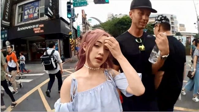 逛街被狠撞　CJ苦笑：很常發生