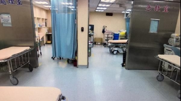 男高血壓送醫　脫內褲喊「我要打炮」