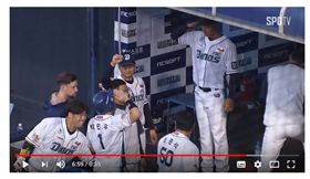 ▲王維中與朴珉宇行軍禮。（圖／截自網路）