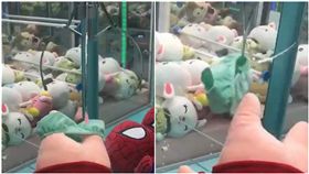 終於「保夾」　娃娃機卻幫娃娃脫褲…他夾到小褲褲超崩潰
圖／翻攝自爆料公社官網