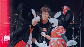 五月天阿信臉書嗆聲,香港迪士尼開唱,翻攝自臉書