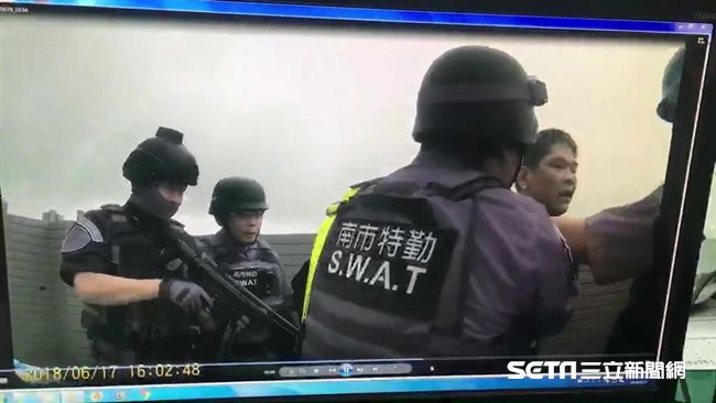 奪槍逃亡10小時　攻堅畫面曝光