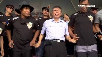 民眾包圍喊凍蒜　柯文哲樂享巨星待遇