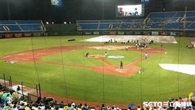 桃園球場場地整理，預計8點開打。（圖／記者王怡翔攝）