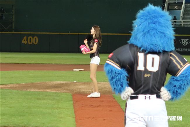韓國樂天巨人啦啦隊女神朴騏良開球。（圖／記者王怡翔攝）
